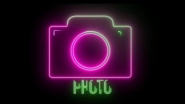 Siyah arkaplanda neon hattı kamera simgesi. Fotoğraf uygulamaları, medya kanalları ve yaratıcı dijital tasarım projeleri için canlandırılmış sembol.