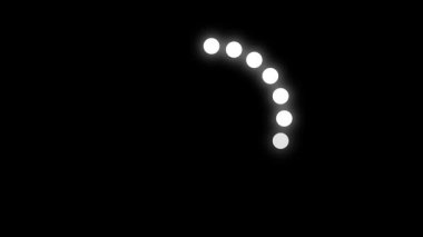 Dairesel yükleme noktaları animasyonu. Siyah perde arkaplanı. Karanlık boşlukta hareket eden parlak beyaz ışık çemberi. Nokta çember canlandırması.