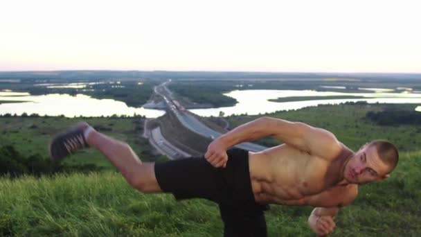 Ein Muskulöser Mann Ohne Hemd Der Auf Dem Hügel Kampfkunst — Stockvideo