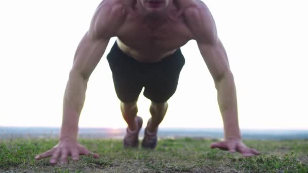 Hombre Musculoso Sin Camiseta Hace Flexiones Campo Mid Shot — Vídeos de Stock