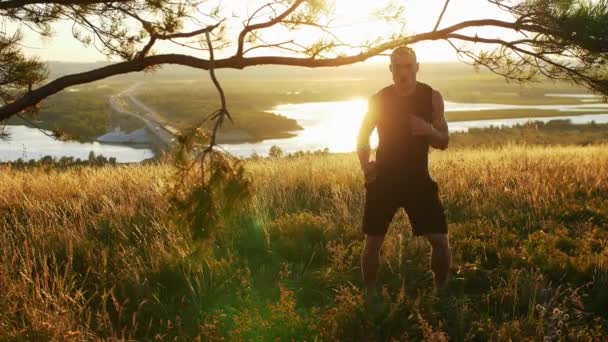 Muskelboxaren Värmer Upp Sin Kropp Fältet Vid Solnedgången Mittskott — Stockvideo