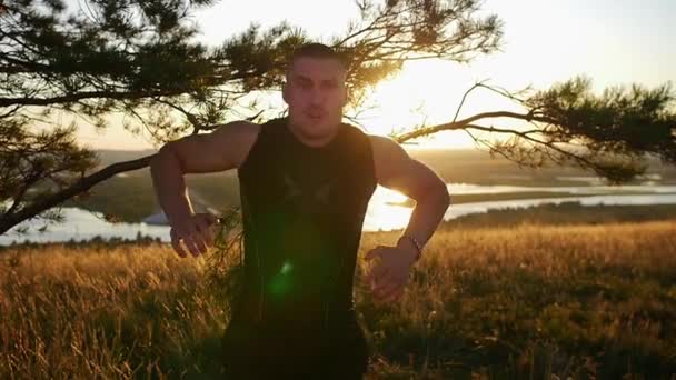 Tepede Atlama Antrenmanı Yapan Kaslı Bir Adam Orta Çekim — Stok video