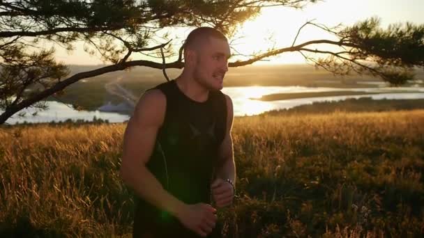 Tepede Spor Kıyafetleriyle Antrenman Yapan Kaslı Bir Adam Yerinde Zıplıyor — Stok video