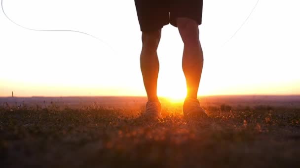Hombre Musculoso Sosteniendo Una Cuerda Saltando Camina Hacia Una Cámara — Vídeo de stock