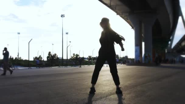 Uma Jovem Dançar Debaixo Ponte Meio Tiro — Vídeo de Stock