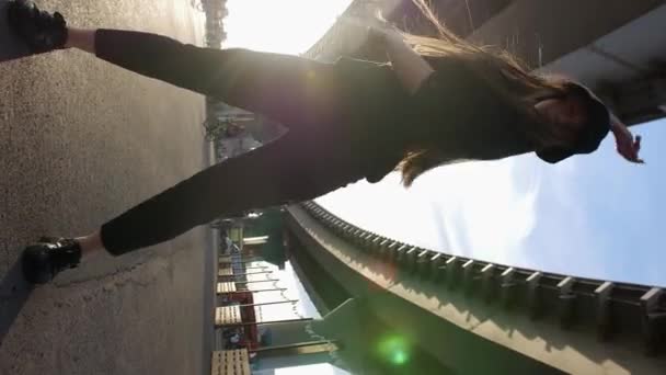 一个戴着巴拿马帽的女人在桥下跳舞 垂直射击 — 图库视频影像
