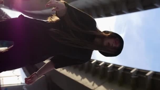 パナマ帽の女性と橋の下で踊る黒い服 — ストック動画