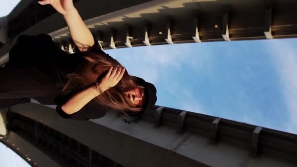 Una Mujer Guay Con Sombrero Panama Bailando Bajo Puente Disparo — Vídeos de Stock
