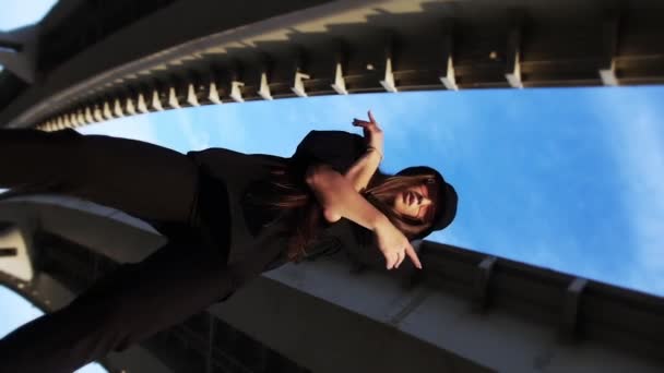 Mujer Expresiva Sombrero Panama Bailando Bajo Puente Disparo Vertical — Vídeo de stock