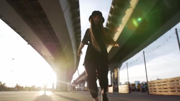 Wyraźna Kobieta Długimi Prostymi Włosami Tańcząca Pod Mostem Środek Strzału — Wideo stockowe