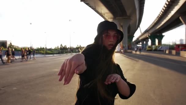 Wyraźna Młoda Kobieta Długimi Prostymi Włosami Tańcząca Pod Mostem Zachodzie — Wideo stockowe