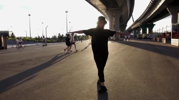 Młoda Kobieta Długimi Prostymi Włosami Tańcząca Pod Mostem Jasnym Słońcu — Wideo stockowe