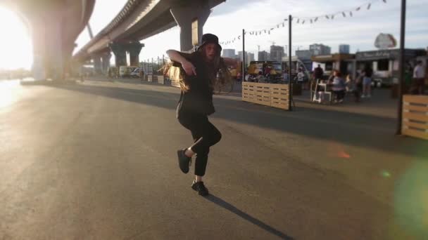 Ung Kvinna Dansar Bron Starkt Solljus Slow Motion Mittskott — Stockvideo