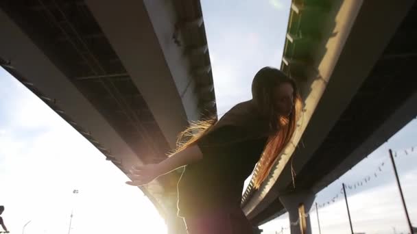 Ekspresyjna Kobieta Tańczy Macha Włosami Pod Mostem Zwolnionym Tempie Środek — Wideo stockowe