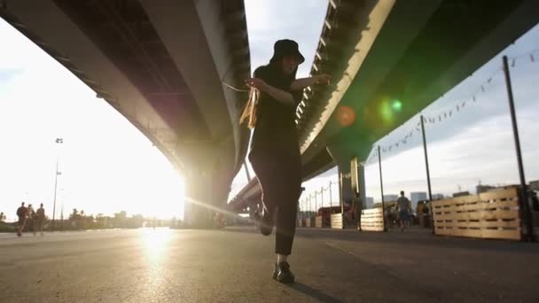 Wyraźna Kobieta Czarnych Ciuchach Tańcząca Pod Mostem Zwolnionym Tempie Środek — Wideo stockowe