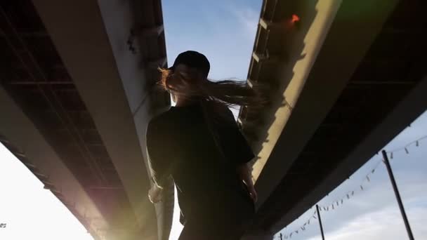 Ekspresyjna Kobieta Długimi Włosami Ubrana Czarne Ubrania Tańcząca Pod Mostem — Wideo stockowe