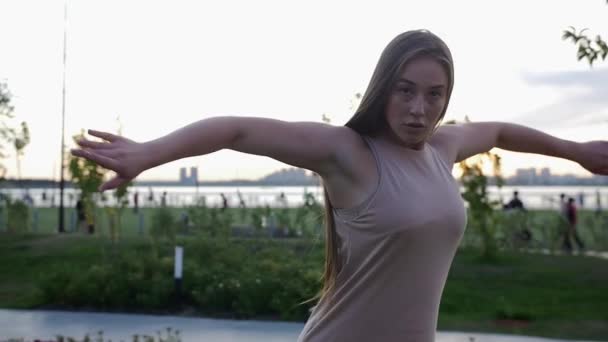 Vrouw Beige Jurk Dansend Het Park Slow Motion Tussenschot — Stockvideo