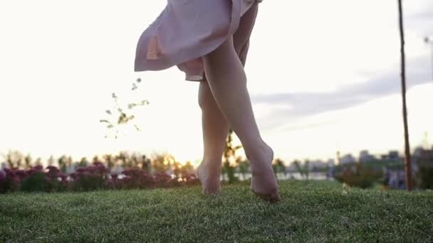 Kobieta Beżowej Sukience Spacerująca Trawie Gołymi Stopami Zwolnionym Tempie Środek — Wideo stockowe