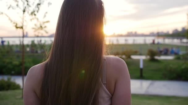 Женщина Красивыми Длинными Прямыми Волосами Гуляющая Парке Закате Средний Выстрел — стоковое видео