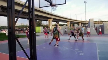 08-13-22 RUSSIA, KAZAN: erkekler dışarıda yavaş çekimde basketbol oynuyor. Orta çekim