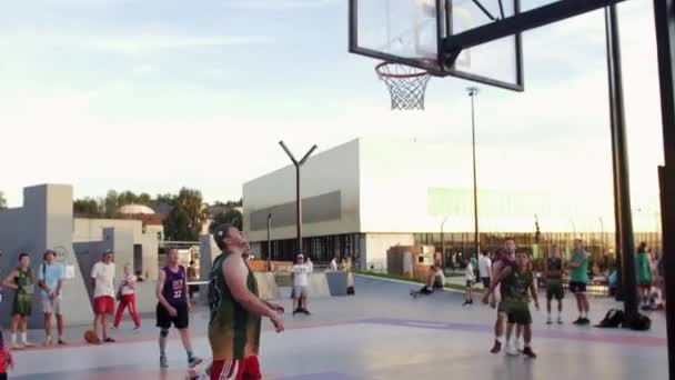 Россия Казан Парни Играют Баскетбол Улице Средний Выстрел — стоковое видео