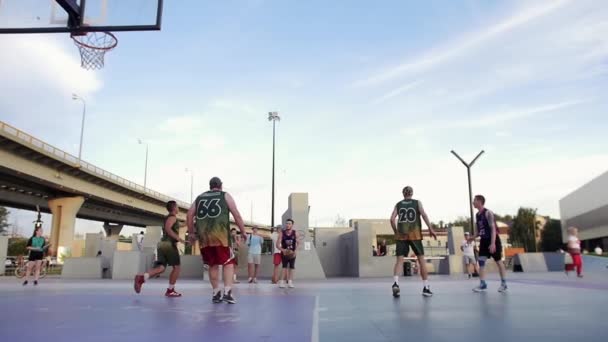 Russia Kazan Guys Play Basketball Skateboarding Park Mid Shot — Stock Video