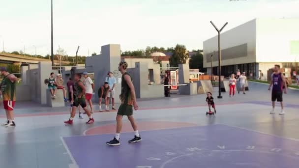 Russia Kazan Faceci Grają Koszykówkę Zewnątrz Mały Chłopiec Jeździ Skuterze — Wideo stockowe