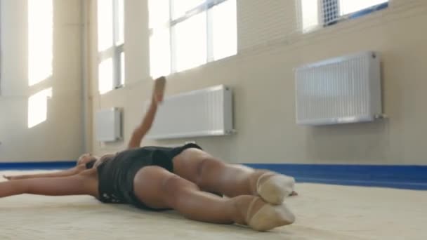 Skupina Mladých Gymnastek Synchronně Zvedne Nohy Podlahu Střední Snímek — Stock video