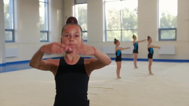 Trénink Gymnastiky Jedna Dívka Popředí Tři Další Pozadí Provádí Synchronní — Stock video