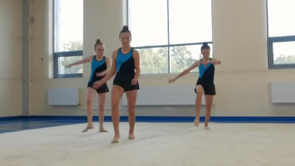 Trzy Gimnastyczki Pokazały Swój Występ Sali Tanecznej Środek Strzału — Wideo stockowe