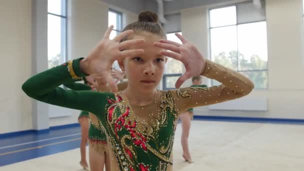 Groupe Petites Filles Gymnastes Costumes Colorés Montrent Une Performance Dans — Video