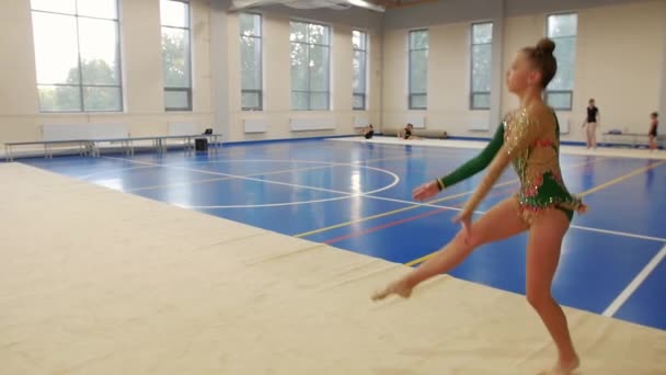 Trening Gimnastyczny Hali Sportowej Dziewczyna Kolorowym Garniturze Ćwicząca Swój Występ — Wideo stockowe