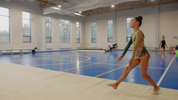 体育馆里的体操训练 一个以慢动作排练她的表演的女孩 — 图库视频影像