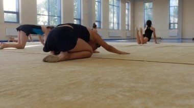 18-08-2022 RUSSIA, KAZAN: Spor salonunda jimnastik eğitimi alan bir grup küçük kız. Orta çekim