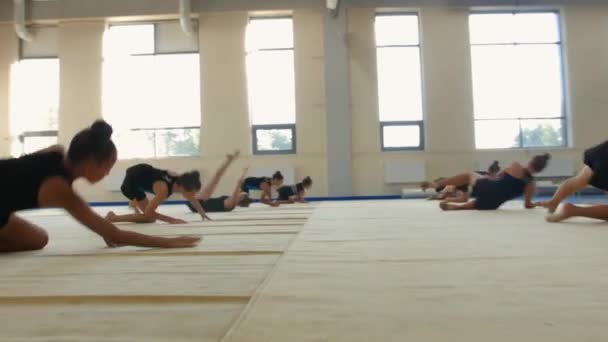 2022 Russia Kazan Grupa Dziewcząt Trenujących Gimnastykę Hali Sportowej Synchronicznie — Wideo stockowe