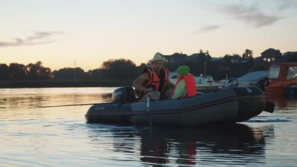2022 Oroszország Kazan Apa Fia Kihajóznak Kikötőből Csónakokkal Egy Felfújható — Stock videók