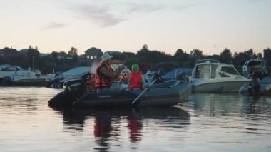 08-19-2022 RUSSIA, KAZAN: şişme bir teknede oturan oltalı baba ve oğul. Orta çekim