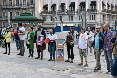 10-29-2022 LISBON, PORTUGAL: Gerçekten MAHSA AMINI 'ye - insanlar sıraya dizilmiş - Hossein Ronaghi posteri. Orta çekim