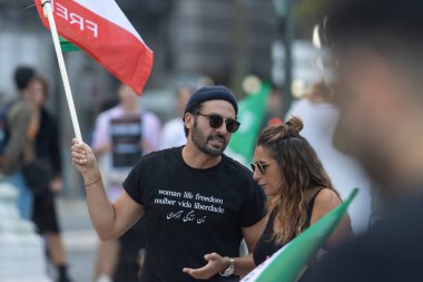 10-29-2022 LISBON, PORTUGAL: gerçekten İranlı bir bayrak taşıyan bir adam MAHSA AMINI 'ye DEKTİL. Orta çekim