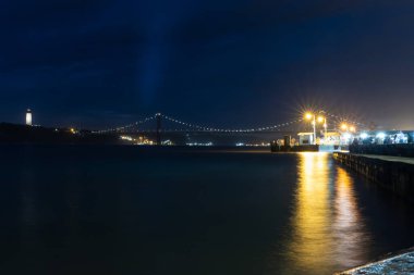 10-29-2022 LISBON, PORTUGAL: 25 de Abril Köprüsü Gece. Orta çekim