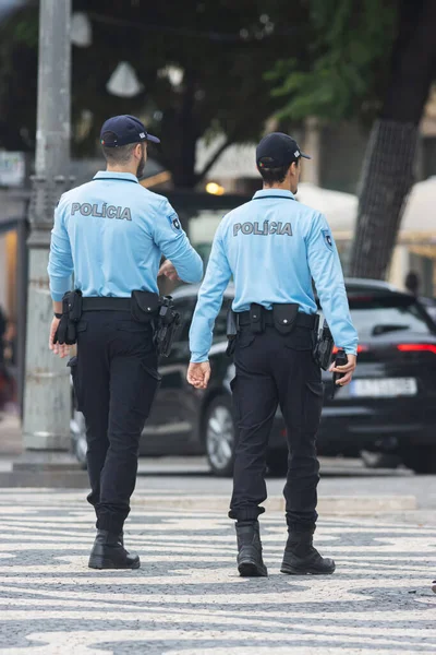 Двое Полицейских Улицах Лиссабона Вертикальный Выстрел — стоковое фото