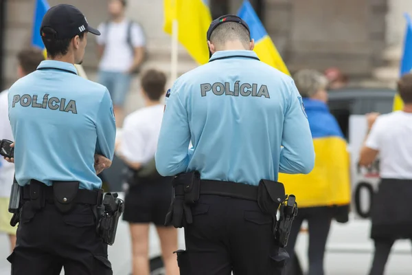 Two Police Officers Stand Protest Ukrainian Rally Mid Shot — Stock Photo, Image