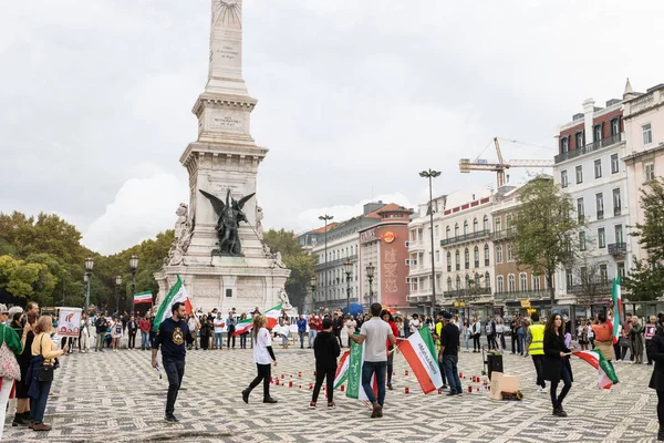 10-29-2022 LISBON, PORTUGAL: LISBON karesinde MAHSA AMINI 'ye DEİTİM. Orta çekim