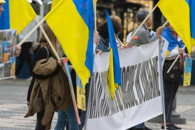 10-29-2022 LISBON, PORTUGAL: Lizbon 'da Ukrayna protestosu - çok sayıda insan bir protesto posteri tutuyor. Orta çekim