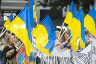 10-29-2022 LISBON, PORTUGAL: Lizbon 'daki Ukrayna protestosu - mitingde protesto posterleriyle ayakta duran bir sürü insan. Orta çekim