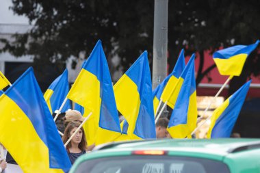 10-29-2022 LISBON, PORTUGAL: Lizbon 'da Ukrayna protestosu - insanlar birçok Ukrayna bayrağı tutuyor. Orta çekim
