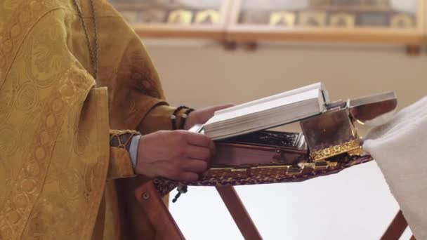 Ορθόδοξος Ιερέας Αναποδογυρίζει Βίβλο Μεσαίο Πλάνο — Αρχείο Βίντεο
