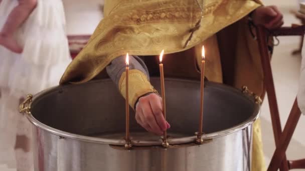 Orthodoxe Priester Zet Kaarsen Het Lettertype Voor Doop Tussenschot — Stockvideo