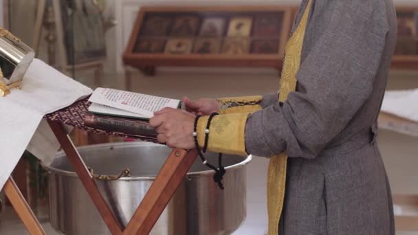 Een Kerkdienaar Leest Bijbel Tijdens Doop Tussenschot — Stockvideo