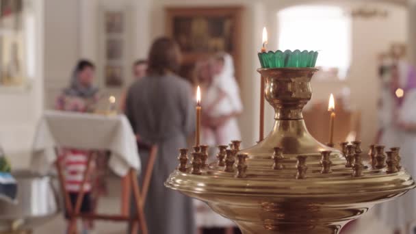 Lámpara Santuario Con Velas Encendidas Iglesia Ortodoxa Mid Shot — Vídeos de Stock